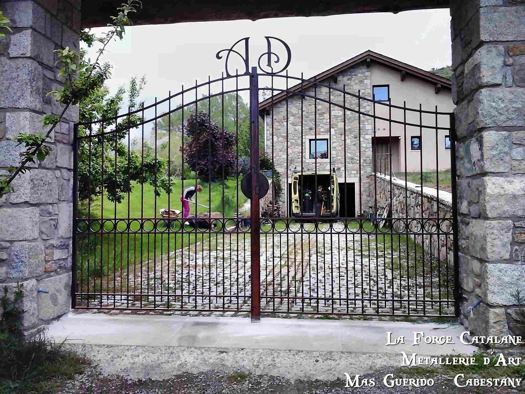 portail 2 vantaux rouille vernis motifs ronds forge catalane 5.jpg